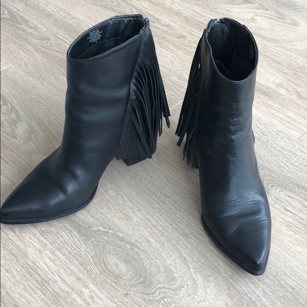 ❗️SOLD❗️Steve Madden Black Leather Fringe Booties